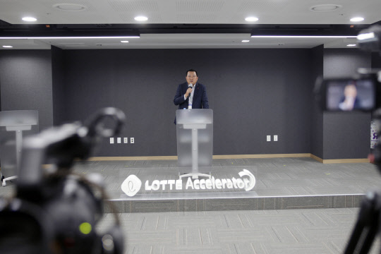 지난 28일 황각규 롯데지주 대표 겸 롯데액셀러레이터 이사회 의장이 데모데이에서 축사를 하고 있다. <롯데지주 제공>